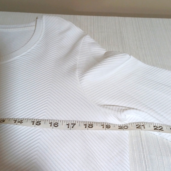Weekends by Chico's Sz 1 (M) Textured Long Sleeve Tee - Picture 7 of 8